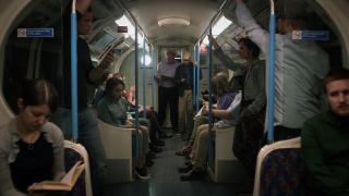 In der U-Bahn zeigt eine Zivilistin eines Tages Virus-Symptome...